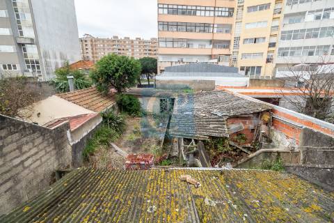 Moradia T4 para Restaurar, no centro de Matosinhos