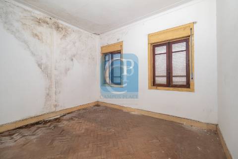 Moradia T4 para Restaurar, no centro de Matosinhos