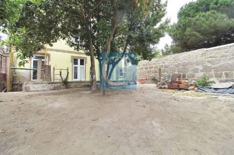 Moradia centenária no Centro de São Mamede Infesta