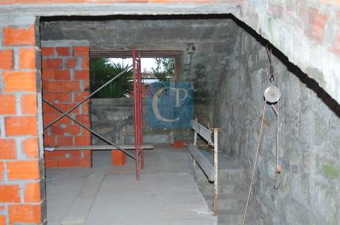 Moradia em reabilitação T1+1 com jardim à rotunda da Boavista