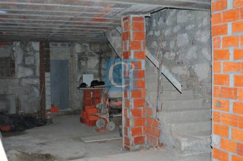 Moradia em reabilitação T1+1 com jardim à rotunda da Boavista