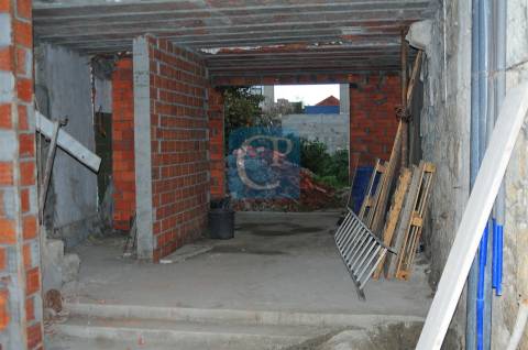 Moradia em reabilitação T1+1 com jardim à rotunda da Boavista