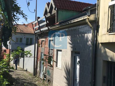 Moradia em reabilitação T1+1 com jardim à rotunda da Boavista