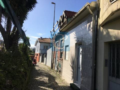 Moradia em reabilitação T1+1 com jardim à rotunda da Boavista