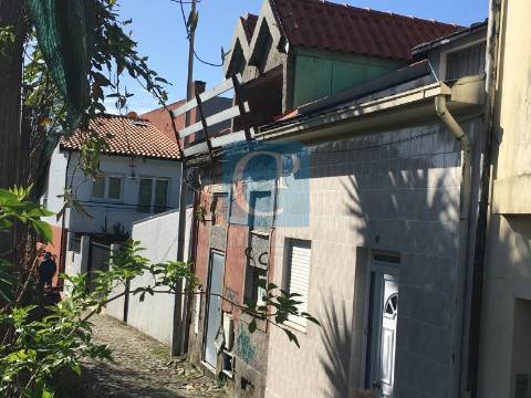 Moradia em reabilitação T1+1 com jardim à rotunda da Boavista