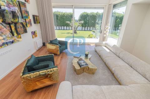 Moradia V5 com piscina e jardim, em Nogueira na Maia