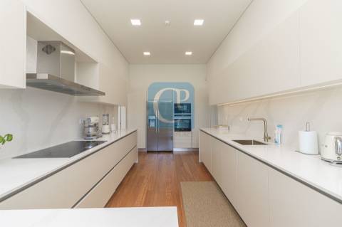 Moradia V5 com piscina e jardim, em Nogueira na Maia
