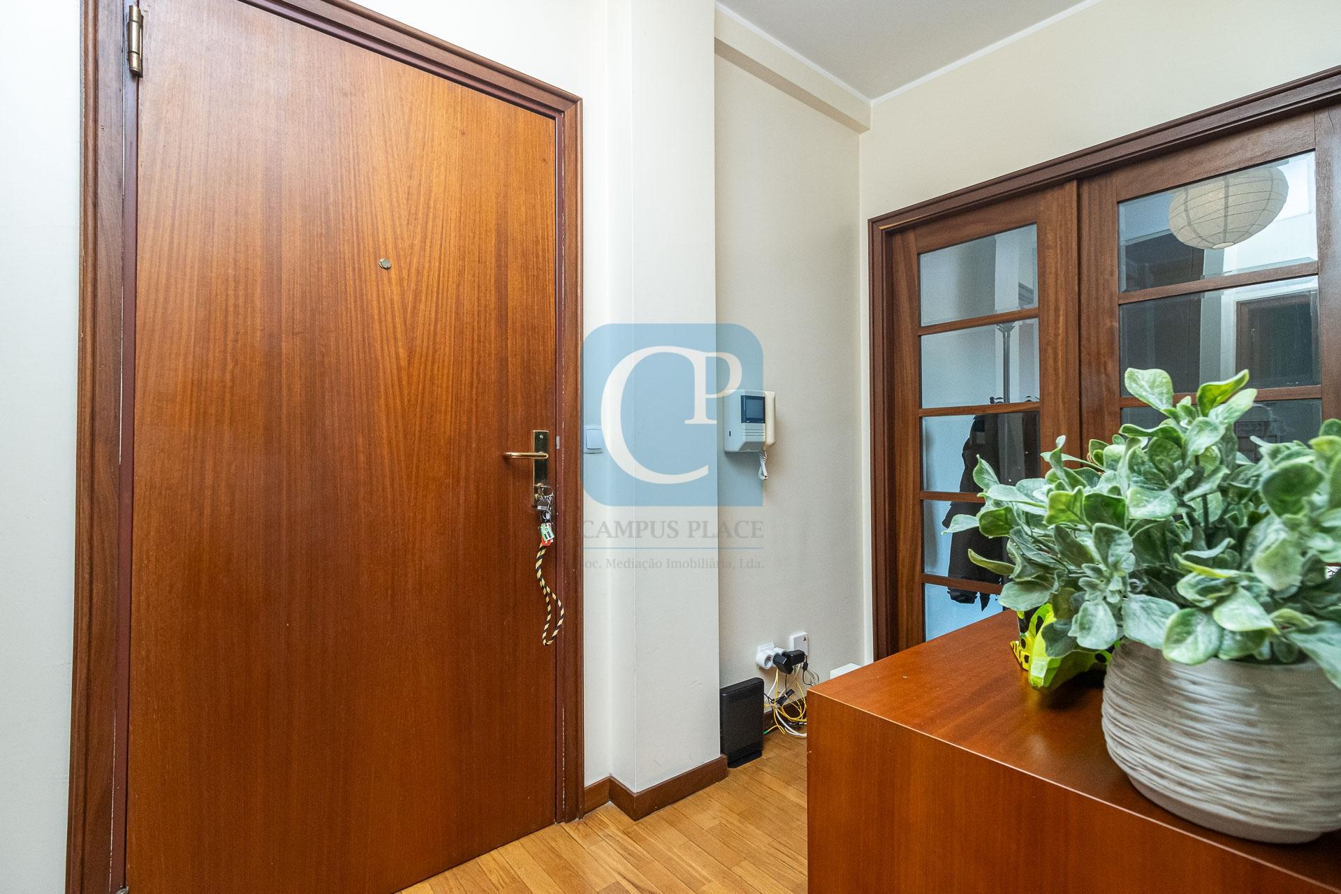 Apartamento T1+1, junto ao Hospital de São João, Porto