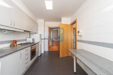 Apartamento T3 equipado e semi-mobilado na Prelada, Porto