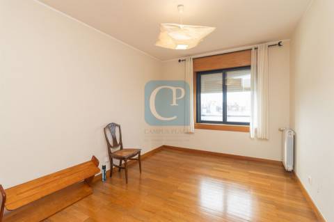 Apartamento T3 equipado e semi-mobilado na Prelada, Porto