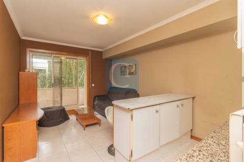 Apartamento T1 mobilado e equipado, ao Colégio Luso-Francês