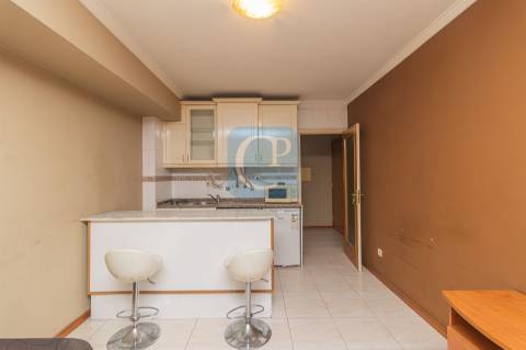 Apartamento T1 mobilado e equipado, ao Colégio Luso-Francês