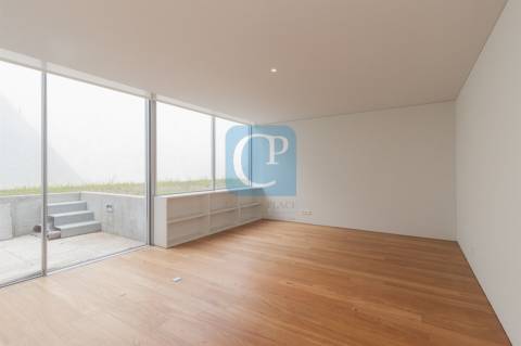 Moradia nova V5 à Avenida dos Combatentes no Bonfim, Porto