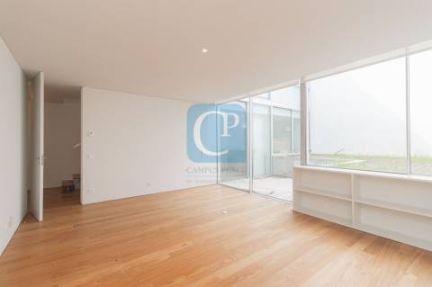 Moradia nova V5 à Avenida dos Combatentes no Bonfim, Porto