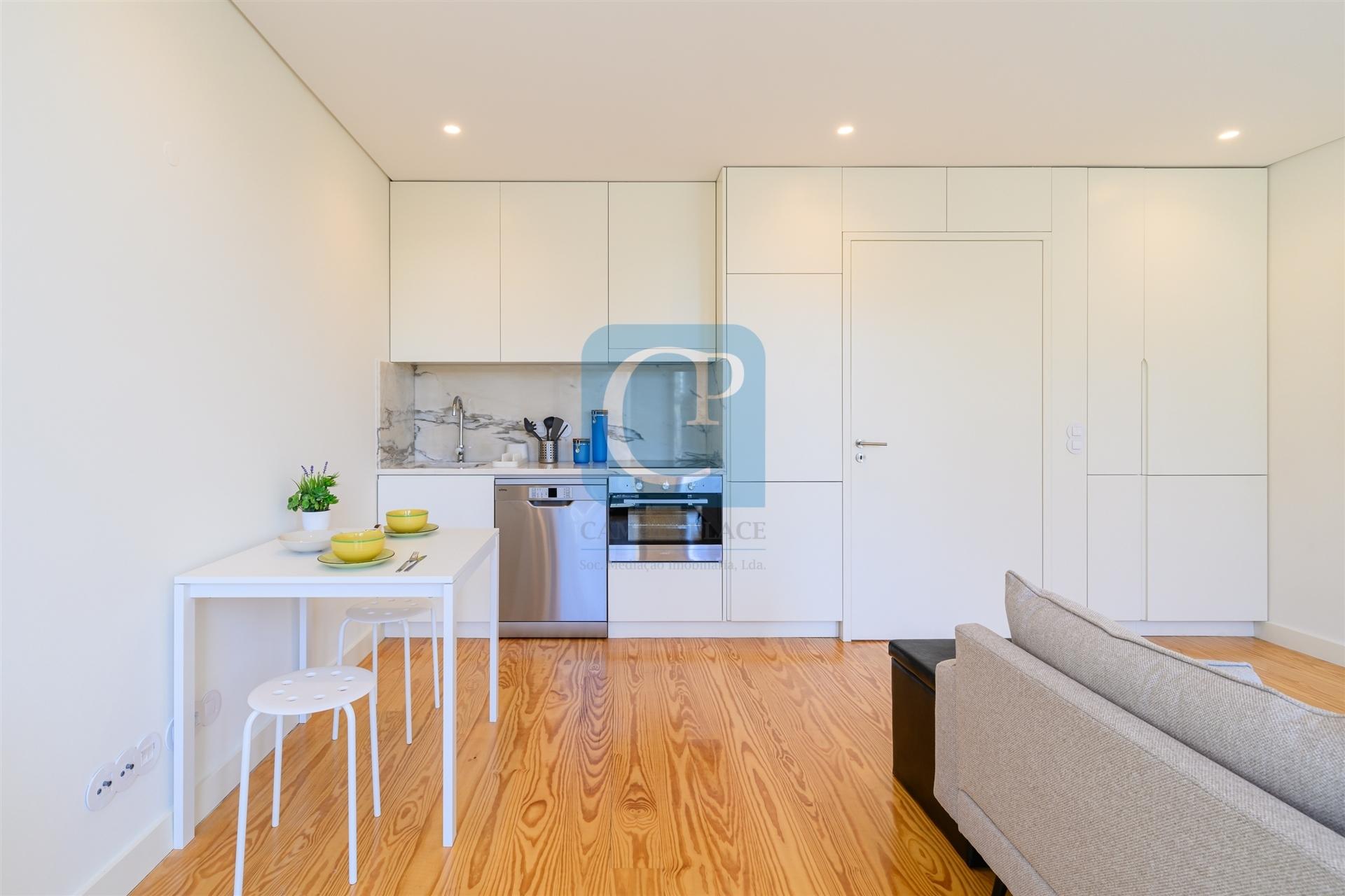 Apartamento T1 equipado e mobilado em Miragaia, Porto