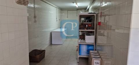 Cafetaria/Mercearia completamente equipada em Rio Tinto