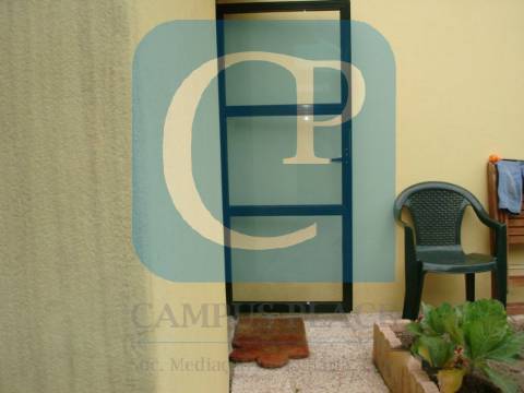 Moradia e Terreno ao Parque de S. Roque, em Campanhã