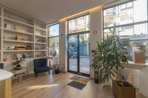 Loja comercial para trespasse à estação de metro dos Combatentes, Paranhos