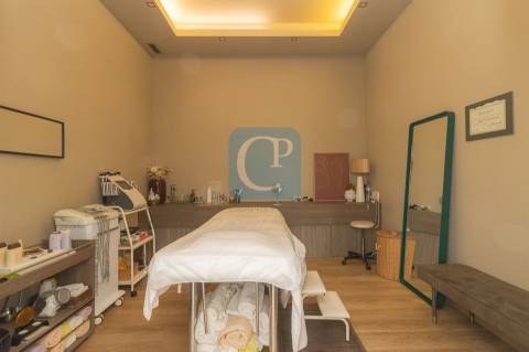 Loja comercial para trespasse à estação de metro dos Combatentes, Paranhos