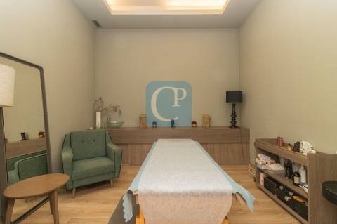 Loja comercial para trespasse à estação de metro dos Combatentes, Paranhos