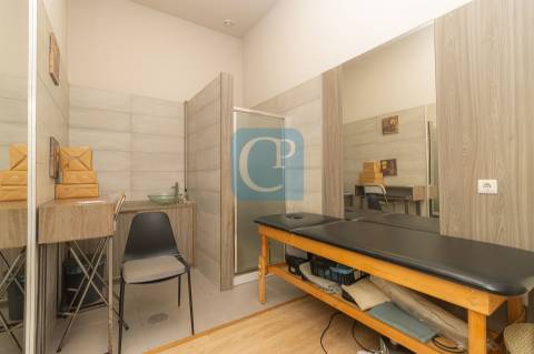 Loja comercial para trespasse à estação de metro dos Combatentes, Paranhos