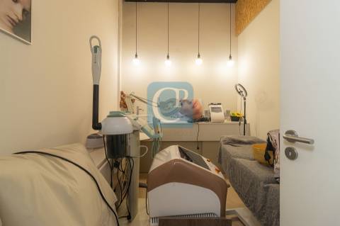 Loja comercial para trespasse à estação de metro dos Combatentes, Paranhos