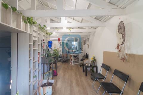 Loja comercial para trespasse à estação de metro dos Combatentes, Paranhos