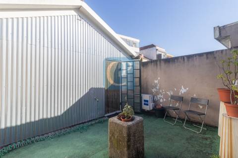 Loja comercial para trespasse à estação de metro dos Combatentes, Paranhos