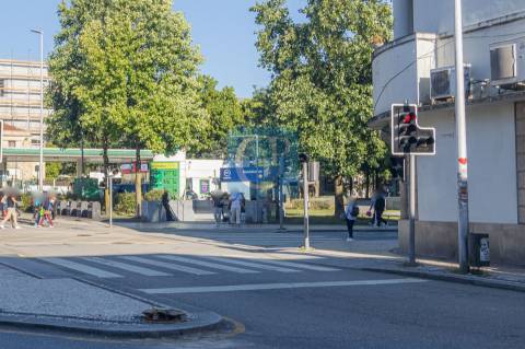 Loja comercial para trespasse à estação de metro dos Combatentes, Paranhos