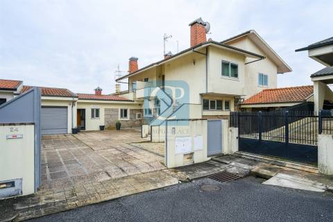 Moradia T3 com Restaurante, em Alfena, Valongo