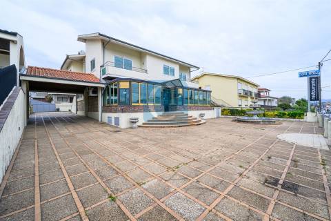 Moradia T3 com Restaurante, em Alfena, Valongo