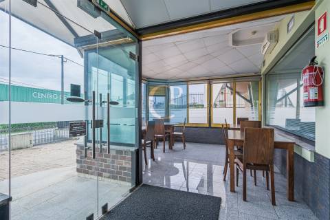 Moradia T3 com Restaurante, em Alfena, Valongo