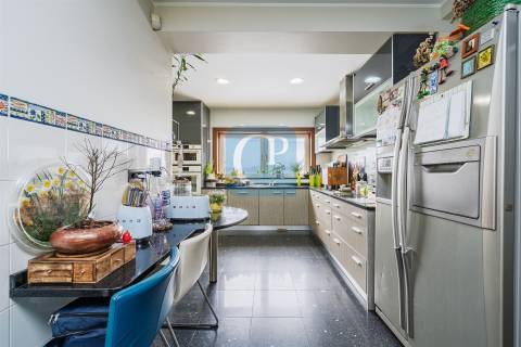 Moradia isolada T4+1 com piscina no centro de Modivas