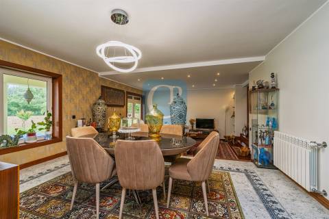 Moradia isolada T4+1 com piscina no centro de Modivas