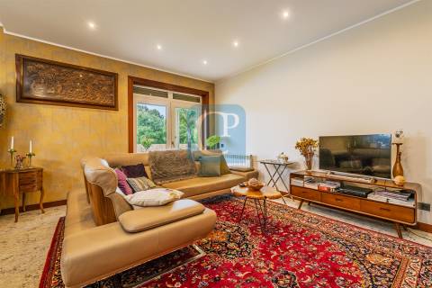 Moradia isolada T4+1 com piscina no centro de Modivas