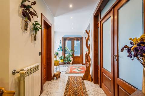 Moradia isolada T4+1 com piscina no centro de Modivas