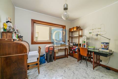 Moradia isolada T4+1 com piscina no centro de Modivas