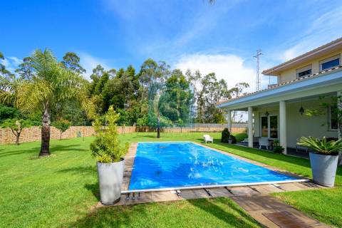 Moradia isolada T4+1 com piscina no centro de Modivas