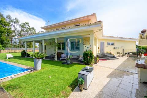 Moradia isolada T4+1 com piscina no centro de Modivas