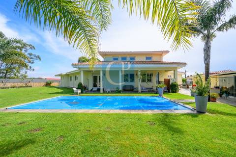 Moradia isolada T4+1 com piscina no centro de Modivas