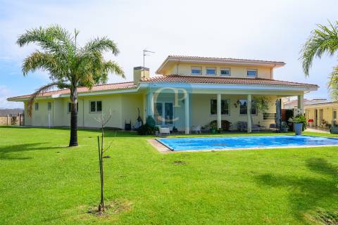 Moradia isolada T4+1 com piscina no centro de Modivas