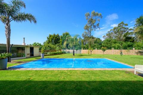 Moradia isolada T4+1 com piscina no centro de Modivas