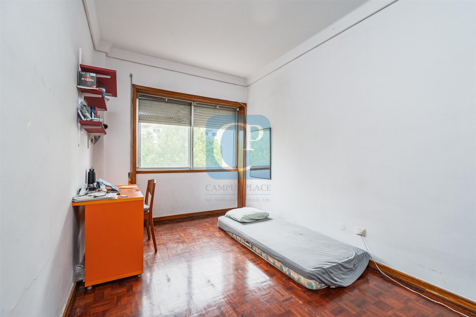 Apartamento T4 na Rua Costa Cabral em Paranhos, Porto