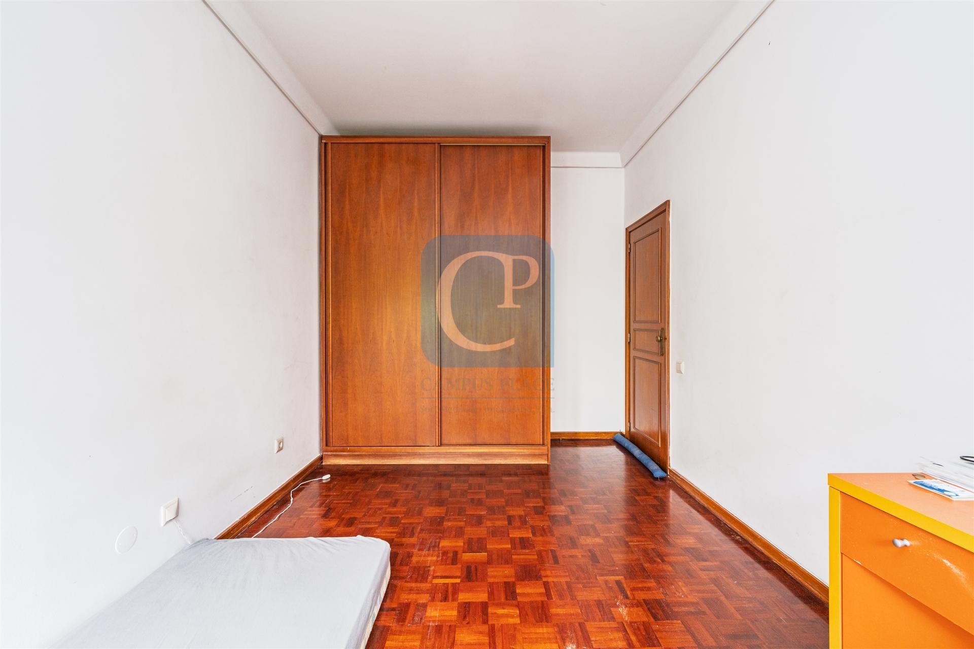 Apartamento T4 na Rua Costa Cabral em Paranhos, Porto