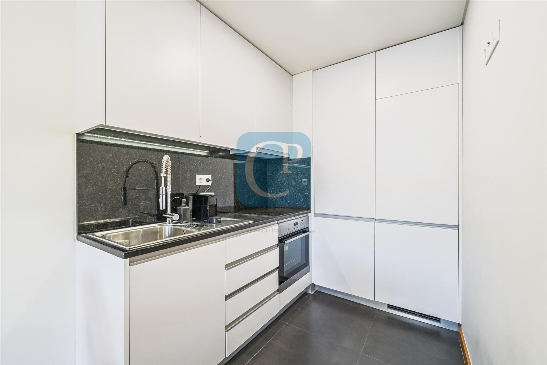 Apartamento T1Kit como novo, em condomínio com piscina e ginásio ao pólo universitário S.João