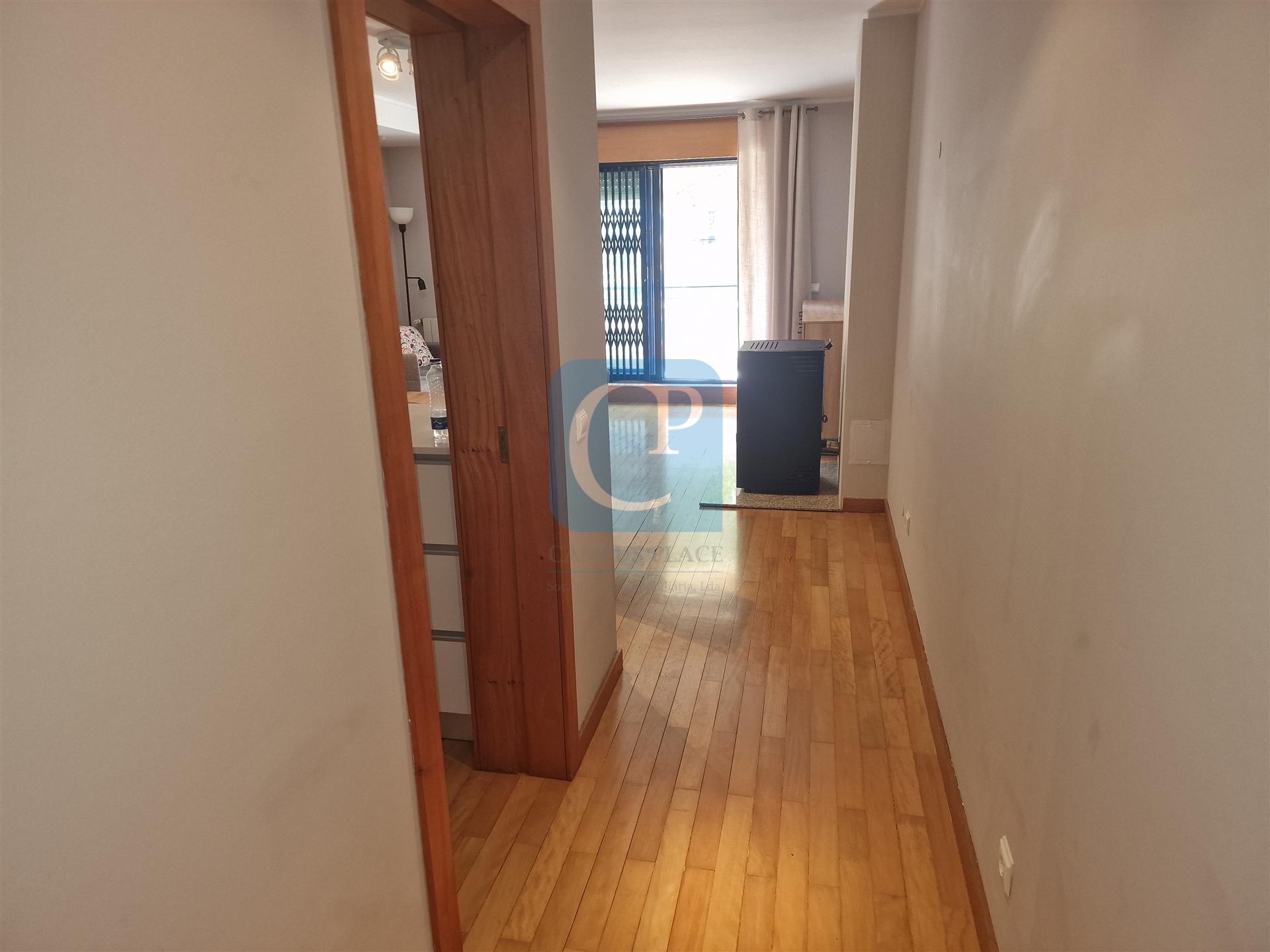 Apartamento T2 mobilado e equipado, em condomínio privado com piscina ao Hospital da Prelada