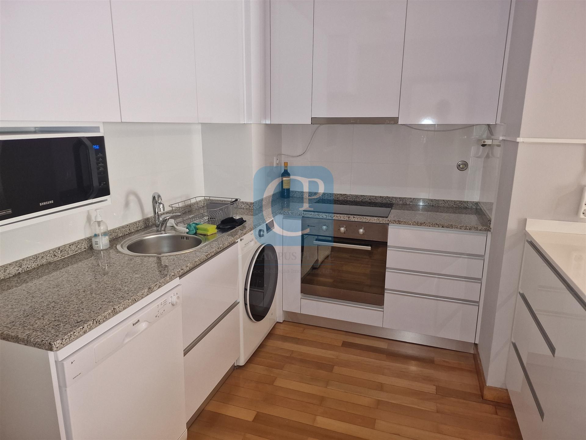 Apartamento T2 mobilado e equipado, em condomínio privado com piscina ao Hospital da Prelada