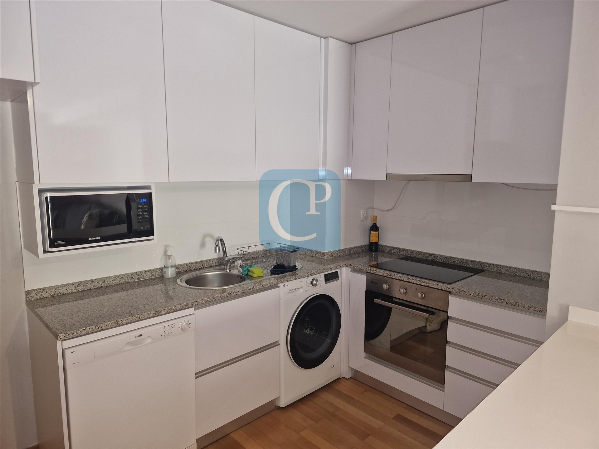 Apartamento T2 mobilado e equipado, em condomínio privado com piscina ao Hospital da Prelada