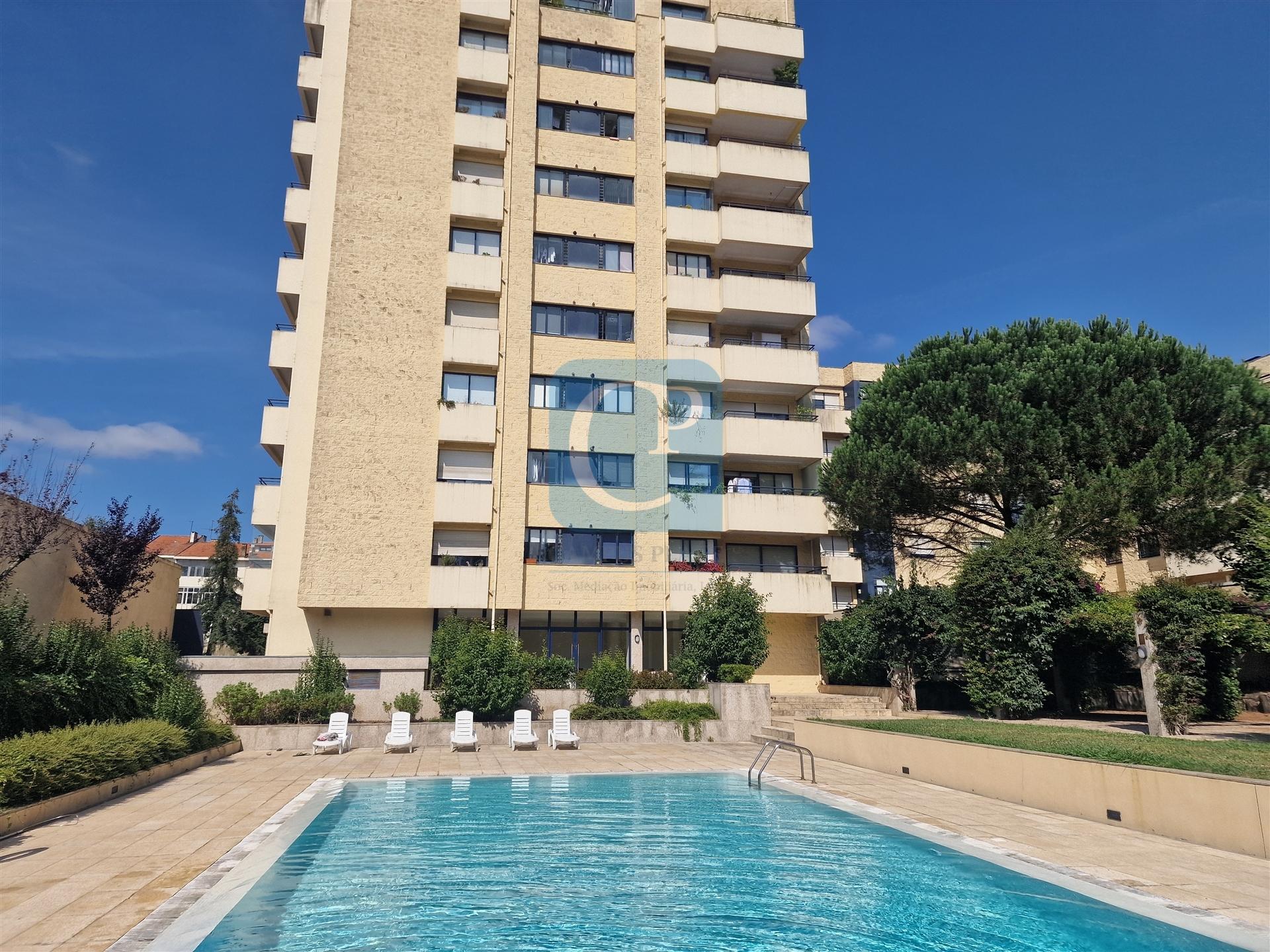 Apartamento T2 mobilado e equipado, em condomínio privado com piscina ao Hospital da Prelada