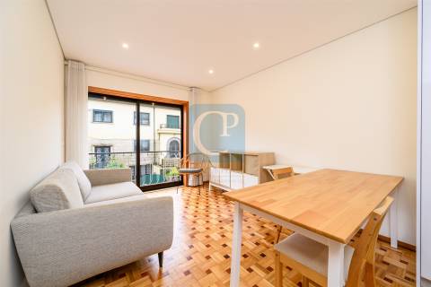 Apartamento T1 renovado, mobilado e equipado em Paranhos, Porto